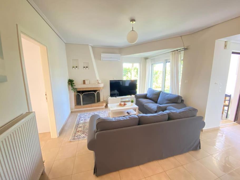 Cozy 2 Room Apartment With Garden Near Athens Air-Port Artemida  Bagian luar foto